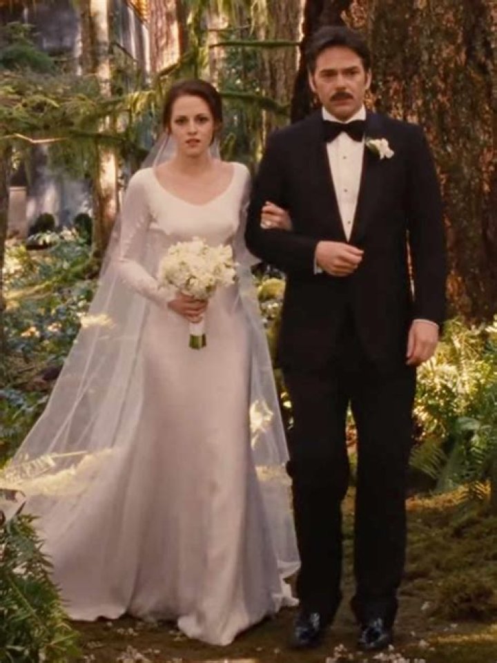 Bella's Wedding Dress in Breaking Dawn: A Closer Look at the Iconic Gown