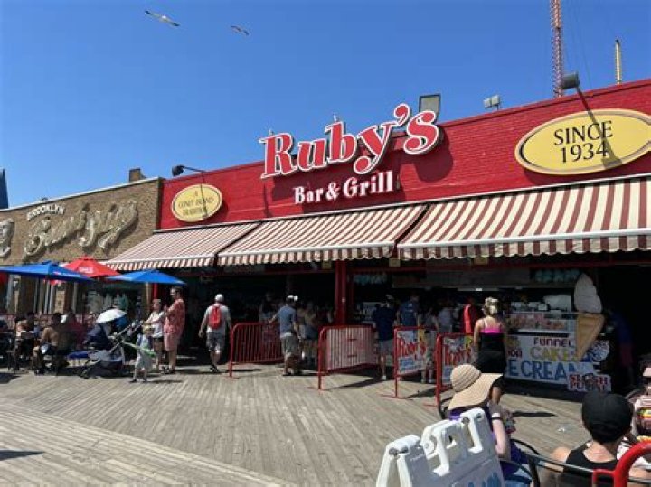 Discover the Charm of Litchfield's Bar and Grill