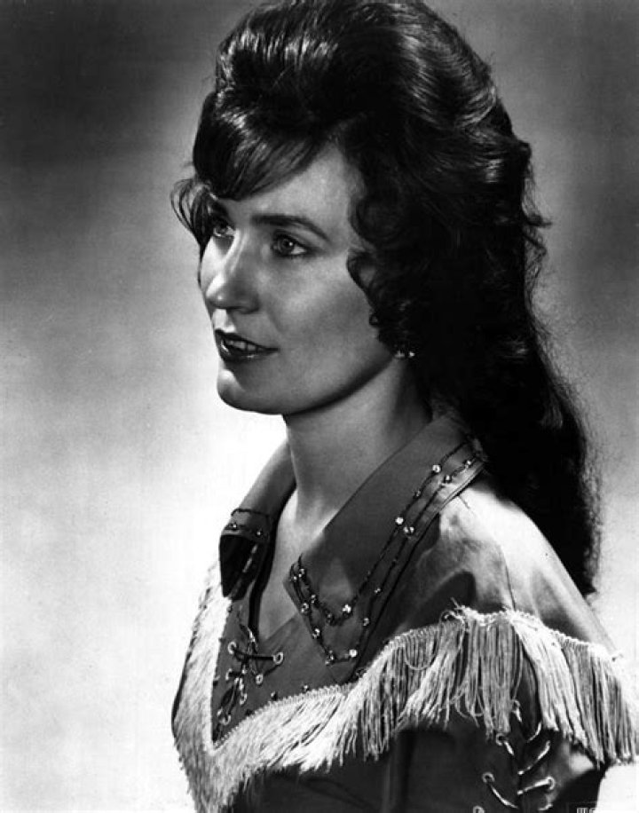 Loretta Lynn: A Glimpse into Her Young Years Through Pictures
