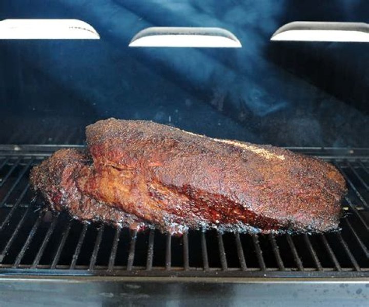 Mastering the Art of When to Wrap a Brisket: A Smoker's Guide to Smoky Perfection
